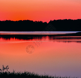 红色的宁静清湖夏夜日落立陶宛风景图片
