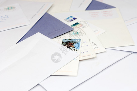 一堆信封和明片门垫上的帐单通知账税图片