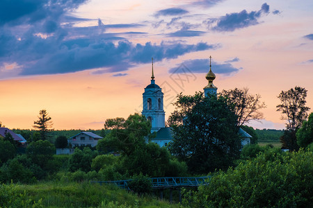 建造俄罗斯夜空对着钟塔的石白教堂俄罗斯文化正统图片