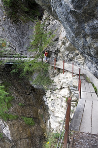 环抱山间的道路图片