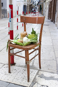 椅子上出售的蔬菜图片