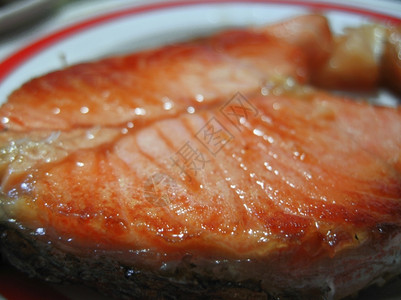 绿色盘上的炸红鱼牛排图片