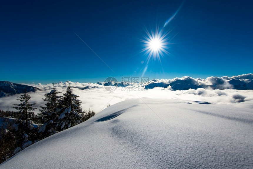 山上的雪景和大太阳图片
