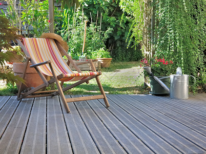 甲板露台木制天花园的休息椅浇水图片
