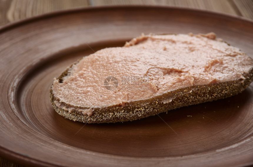 为了用过的Fleskepolse挪威用于面包的肉盘完全来自猪肉关闭盘子图片