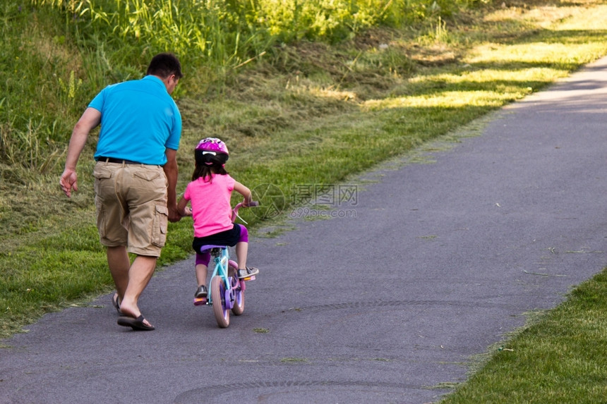 父亲教女儿骑自行车图片