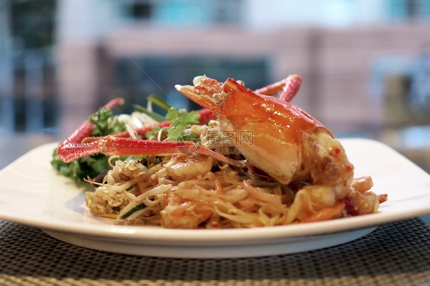 烹饪炒面和虾或鱼头煸炒泰国图片