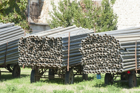 工具农业装有用于灌溉的金属硬钢管农用马车水图片