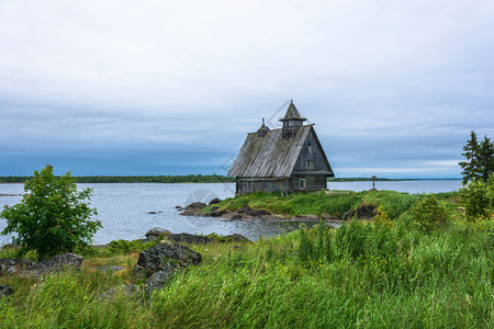 石头教堂水美丽的风景在俄罗斯卡雷利亚奥涅加湾岸边有木制小礼拜堂图片