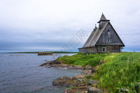 巨石天空美丽的风景在俄罗斯卡雷利亚奥涅加湾岸边有木制小礼拜堂支撑图片