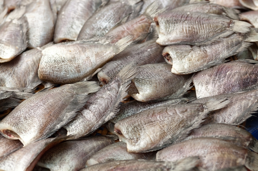 盐渍的在亚洲市场销售的食腐鱼物传统的图片