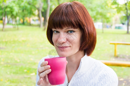 照片来自棕发妇女喝茶的照片士欧洲棕色图片