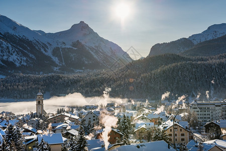 冬天的村落和雪山高清图片