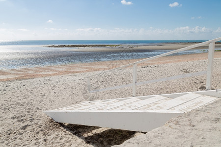 海滨提供木制梯子便利进入海滩云诺曼底图片