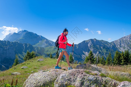 长途登山的年轻运动员图片