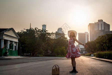 女青年在夏日夕阳的天空中放松户外自由风格年轻的幸福女士图片