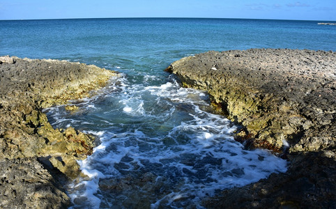海洋阿鲁巴火山冲撞熔岩石沿海码头图片