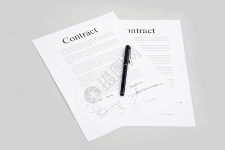 含有通用文本和错误签名的合同对等在纸台灰色面上用笔写字页桌子条款图片