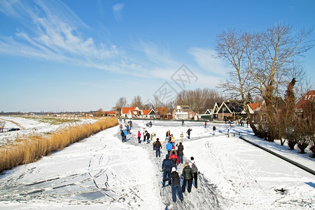 自然冰上航行雪荷兰农村的滑冰从荷兰到乡间图片