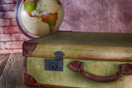 带有世界球以选择旅行目的地古老式手提箱旅游包古董图片