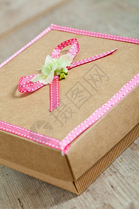 可爱的配有粉色丝带可爱装饰礼品包纸板为了背景图片