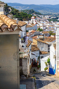 粉饰家园西班牙卡迪兹省Ubrique非常陡峭狭窄的街道屋顶图片