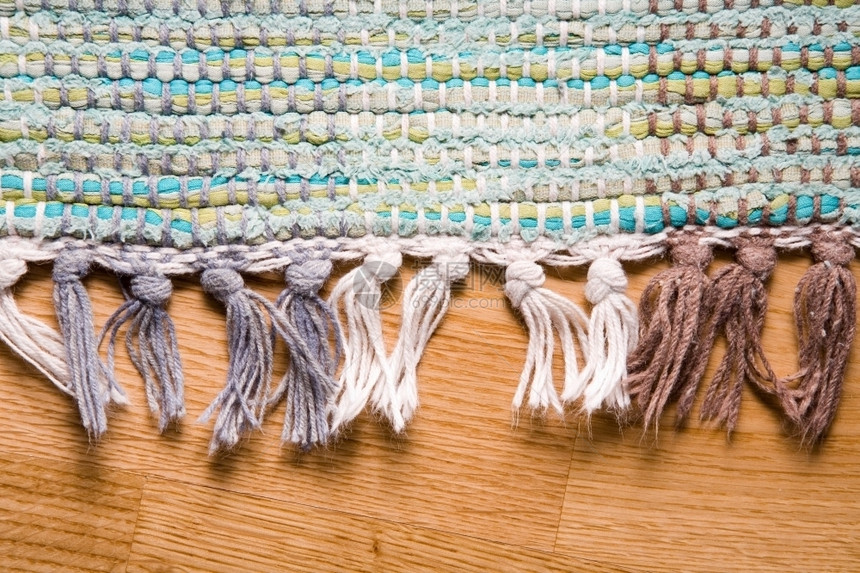 织物地毯在花边板上编织屋钉住图片