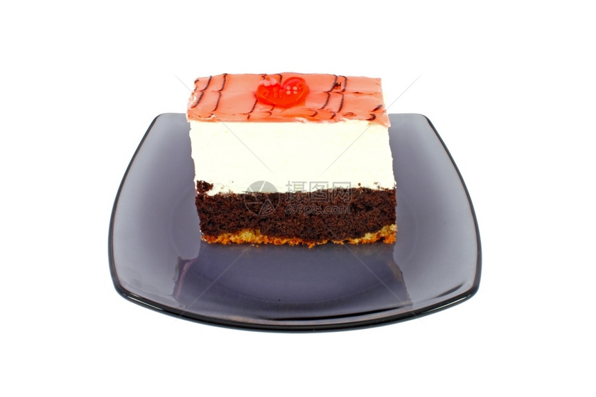 棕色的甜点食物玻璃板上的棕白蛋糕在色上隔绝图片