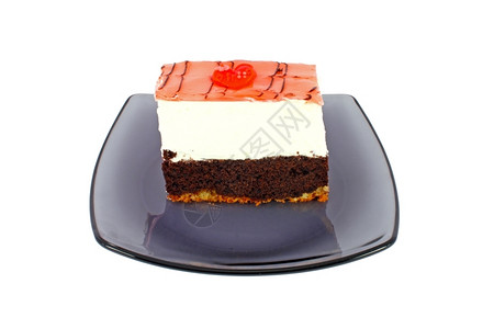 棕色的甜点食物玻璃板上的棕白蛋糕在色上隔绝背景图片