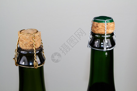 瓶子发酵诺曼底以绿色玻璃制成的两瓶苹果酒图片