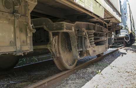 轮子晴天铁路火车上的老旧生锈脏车轮机图片