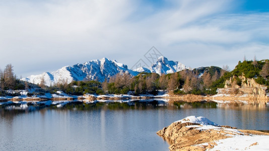 山间的湖泊和远处的雪山图片