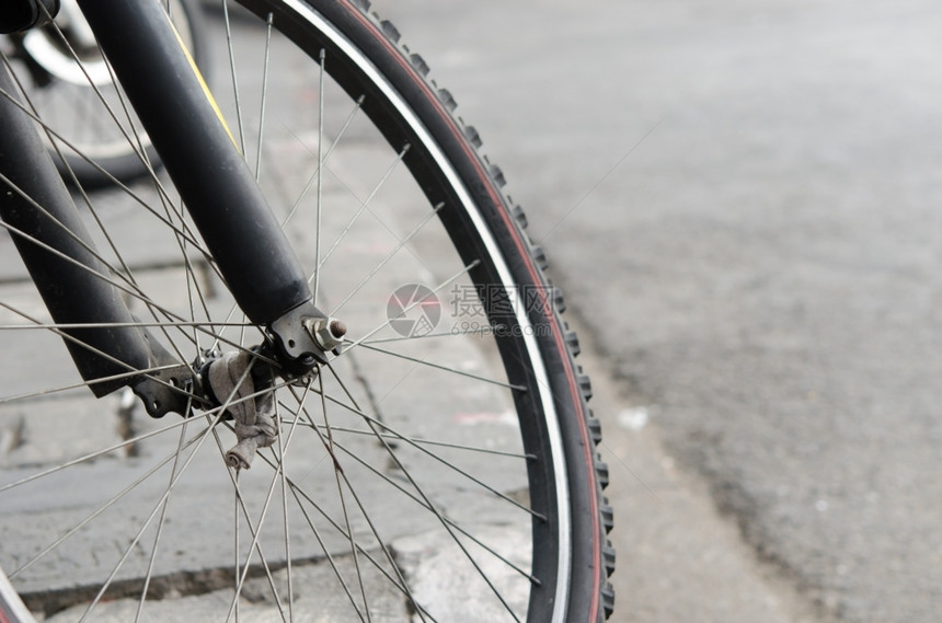新的运动轮子公路上自行车轮图片