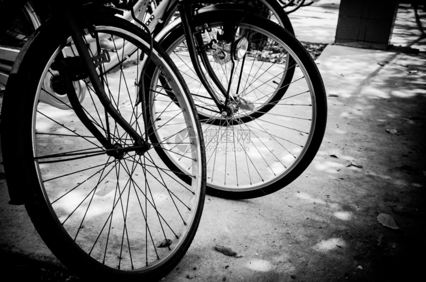 现代的轮子新公路上自行车轮图片