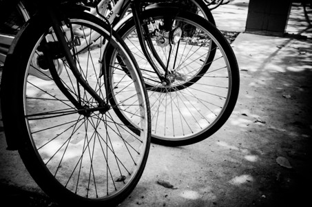 现代的轮子新公路上自行车轮图片
