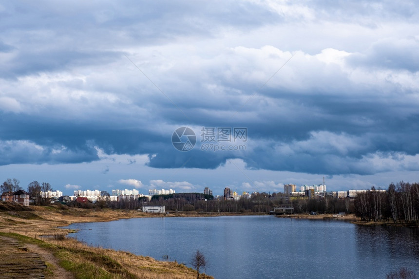 在伊凡诺沃市内乌德河春初时天空一片美丽的阴云俄罗斯水伊万诺沃图片