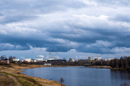在伊凡诺沃市内乌德河春初时天空一片美丽的阴云俄罗斯水伊万诺沃图片