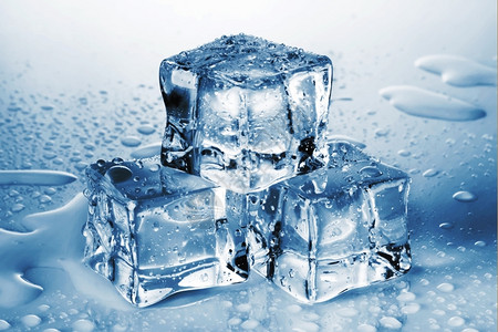 白色的熔融冰块中金字塔有滴子团体图片