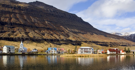 峡湾边居住的人家图片