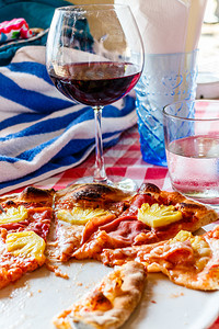 餐桌上一杯红酒和披萨桌子用餐意大利语图片