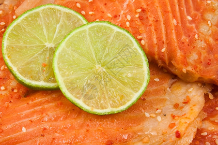 准备好的咸鲑鱼加绿色柠檬饮食红的图片