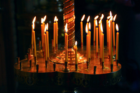 大教堂火在教堂的烛台上点燃教堂蜡烛烧着的蜡烛图片
