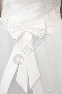 婚纱上的蝴蝶结装饰背景图片