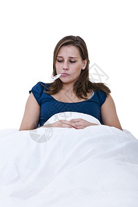 温度计年轻女子在床上发烧嘴里有热味药膏毯子黑发背景图片