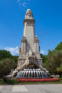 历史的西班牙马德里米格尔塞万提斯纪念碑喷泉花园图片