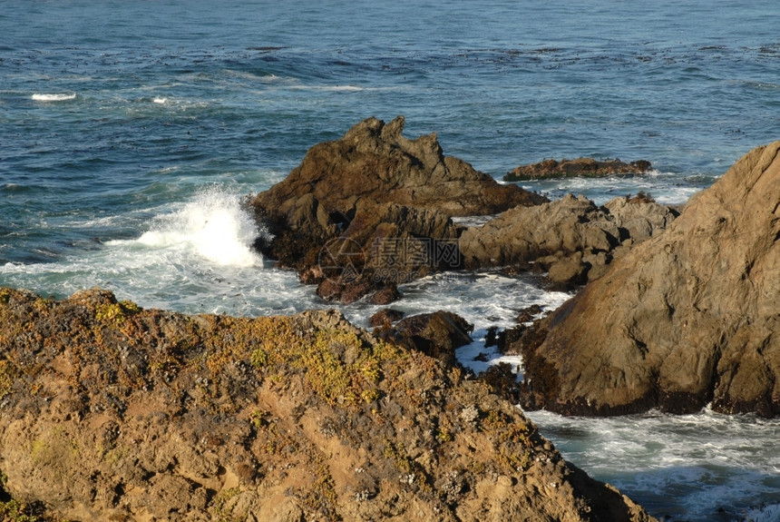 太平洋波浪海撞击岩石加利福尼亚州布拉格堡图片