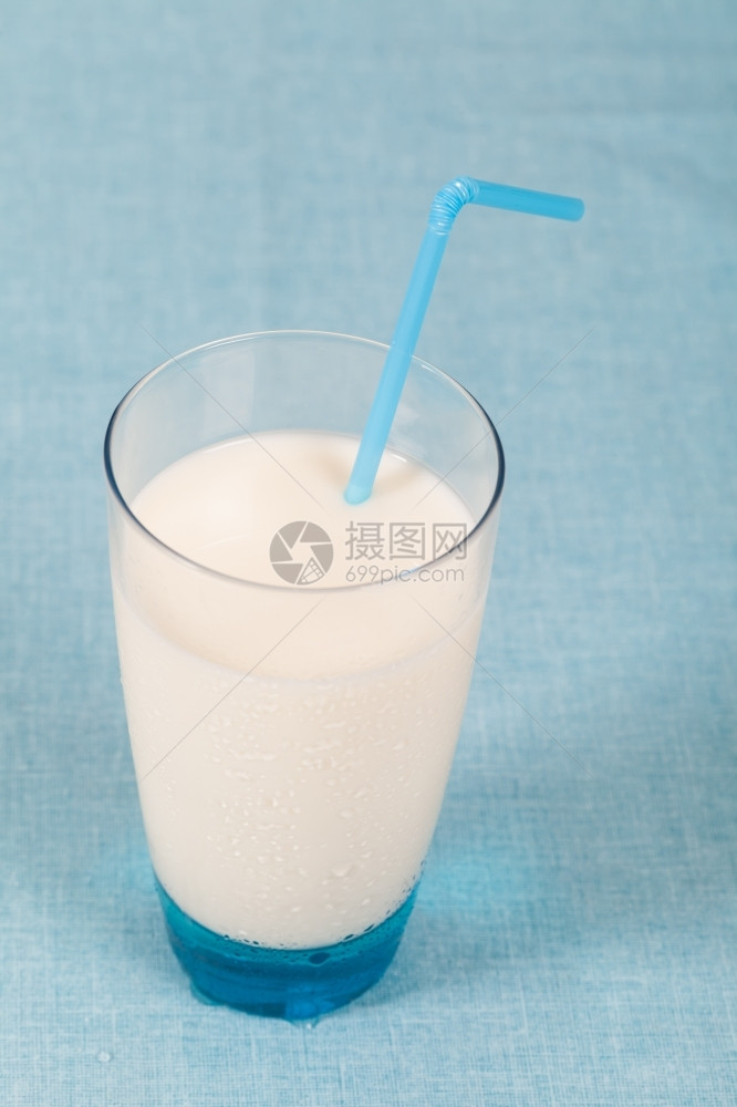 健康营养杯子里有新鲜牛奶玻璃早晨干净的图片