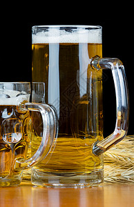 粉象啤酒黑底小麦的啤酒粉和精酿造玻璃背景