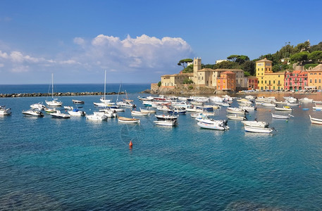 意大利海滨小镇的船只和色彩缤纷的建筑图片