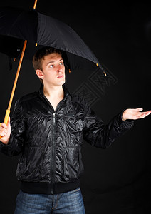 成人商美丽带伞的年轻人图片
